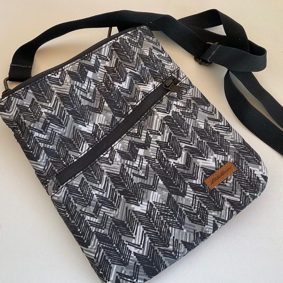 Eddie Bauer Handbags - EDDIE BAUER TRAVEL CROSSBODY PURSE
